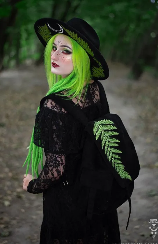 Zamszowy plecak z klapą i haftem paproci FERN BACKPACK-Restyle Fashion